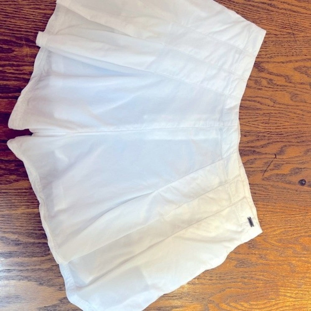 White O’Neill Pleated Shorts w/ Pockets size L