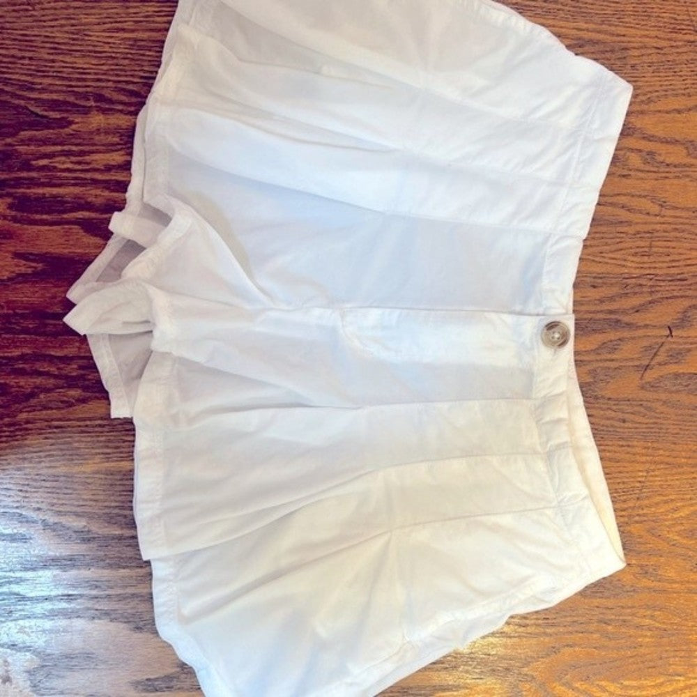 White O’Neill Pleated Shorts w/ Pockets size L