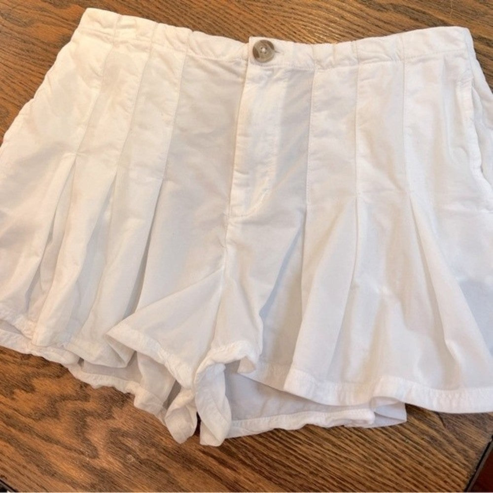 White O’Neill Pleated Shorts w/ Pockets size L