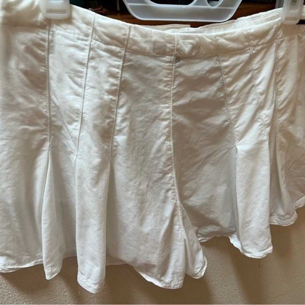 White O’Neill Pleated Shorts w/ Pockets size L