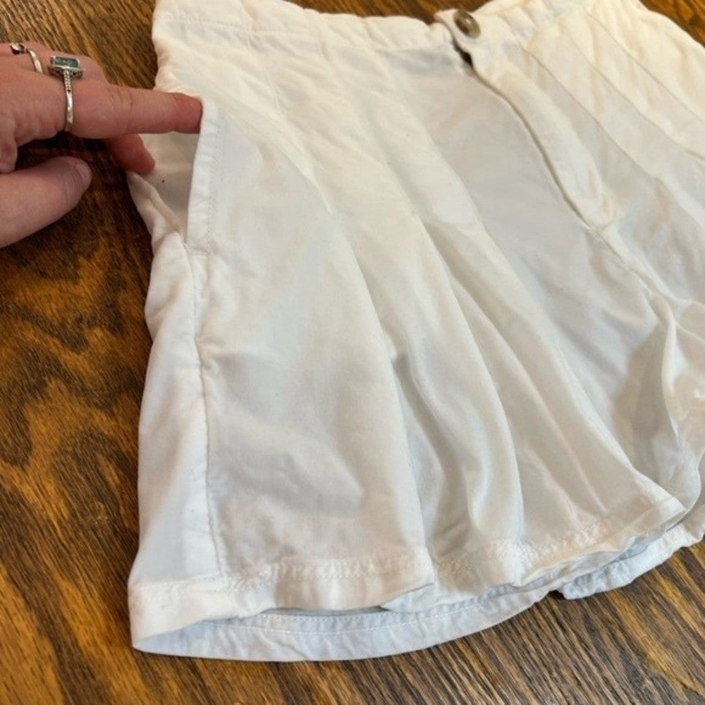 White O’Neill Pleated Shorts w/ Pockets size L