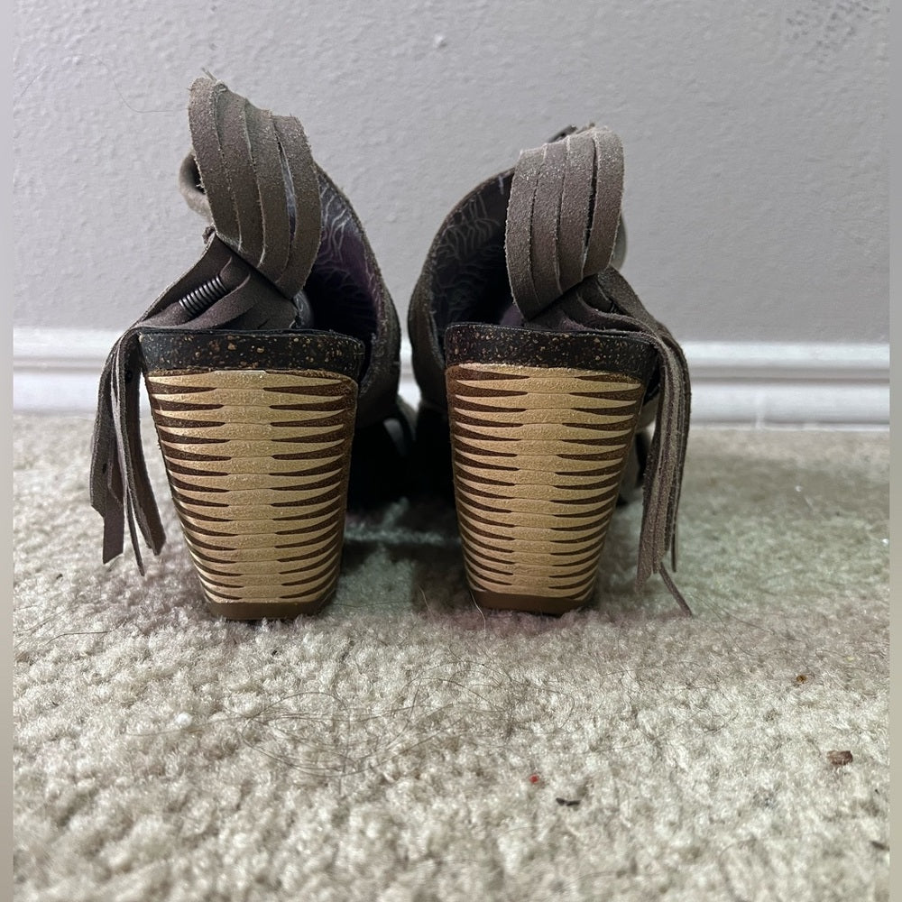 Free Spirit Fringed Tan Suede Chunky Heeled Sandals size 9
