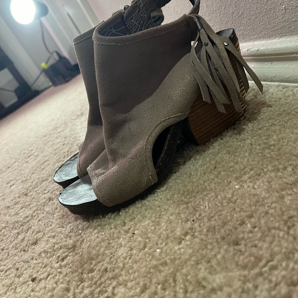 Free Spirit Fringed Tan Suede Chunky Heeled Sandals size 9