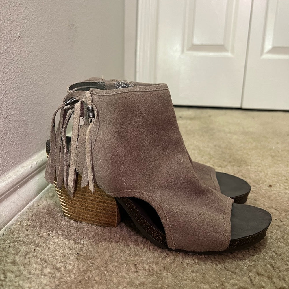 Free Spirit Fringed Tan Suede Chunky Heeled Sandals size 9