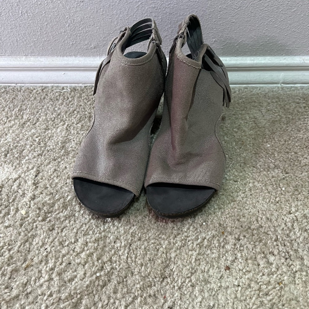 Free Spirit Fringed Tan Suede Chunky Heeled Sandals size 9