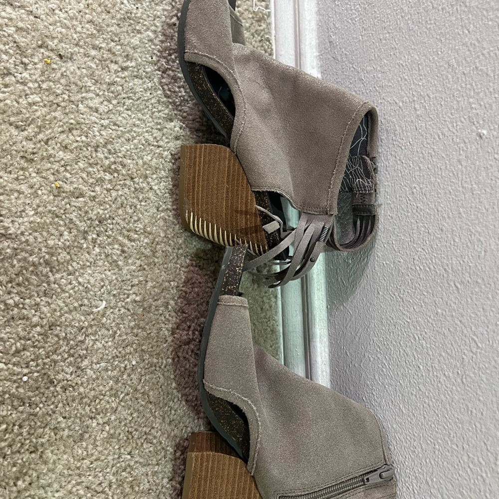 Free Spirit Fringed Tan Suede Chunky Heeled Sandals size 9