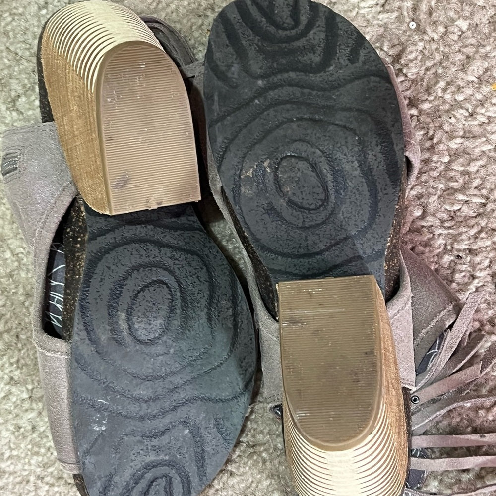 Free Spirit Fringed Tan Suede Chunky Heeled Sandals size 9