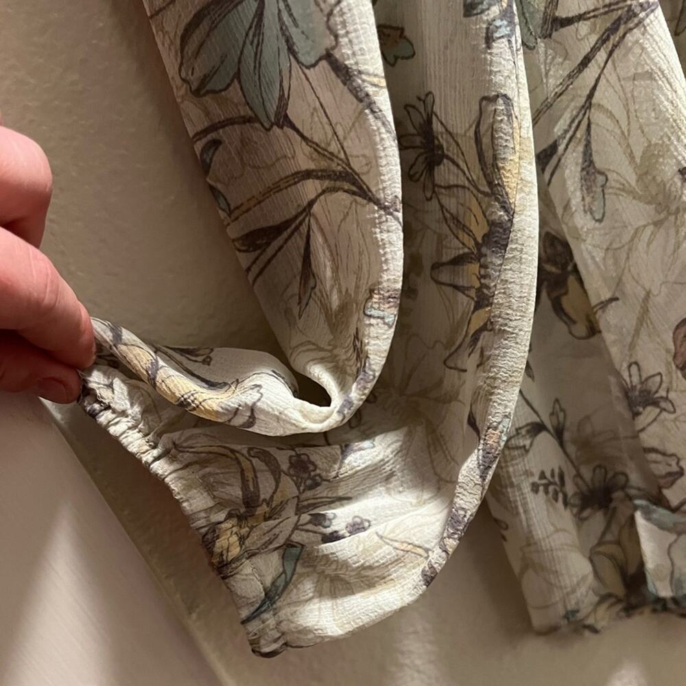 Urban Outfitters Kimchi Blue Floral Pintucked Blouse size M