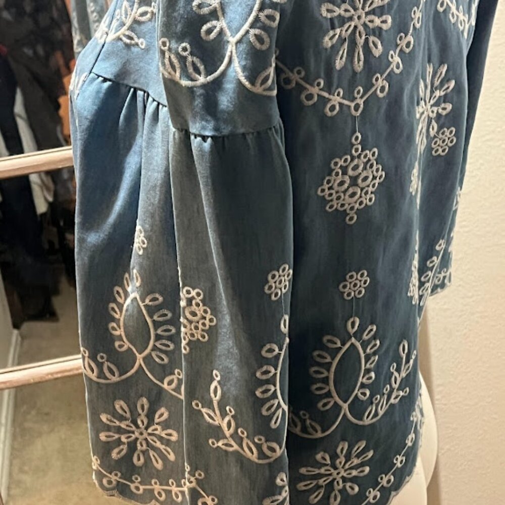 NWT Main Strip Eyelet Crop with Bell Sleeves Embroidered Top size M