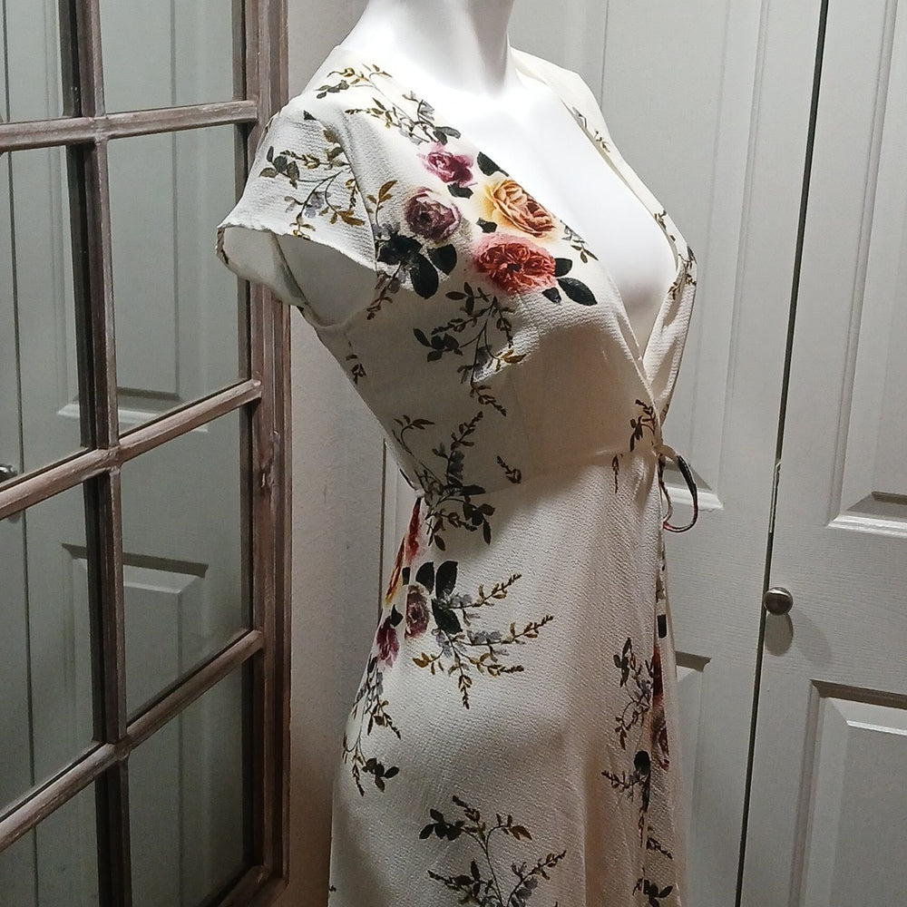 SHOWPO White Floral Wrap Dess size 8 NWOT