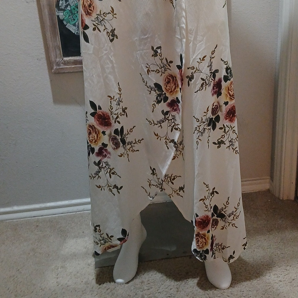 SHOWPO White Floral Wrap Dess size 8 NWOT