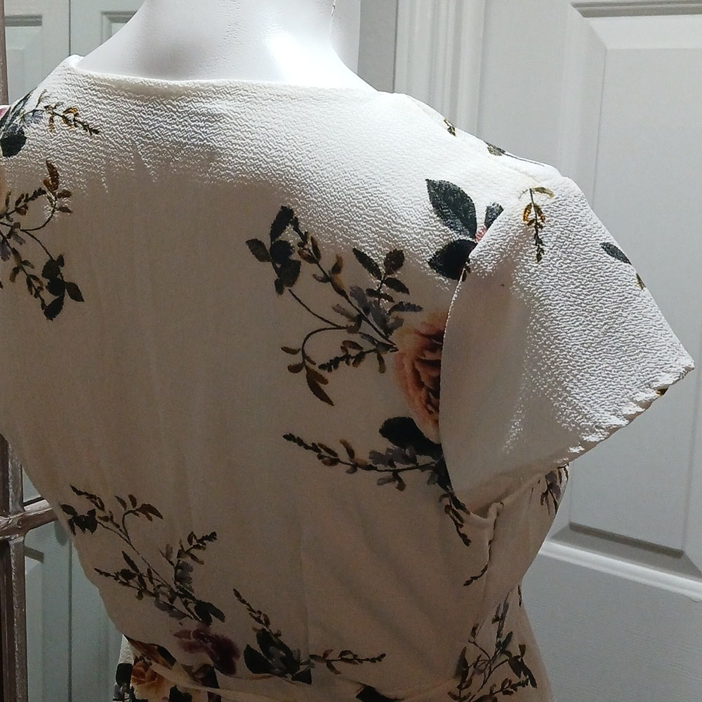SHOWPO White Floral Wrap Dess size 8 NWOT