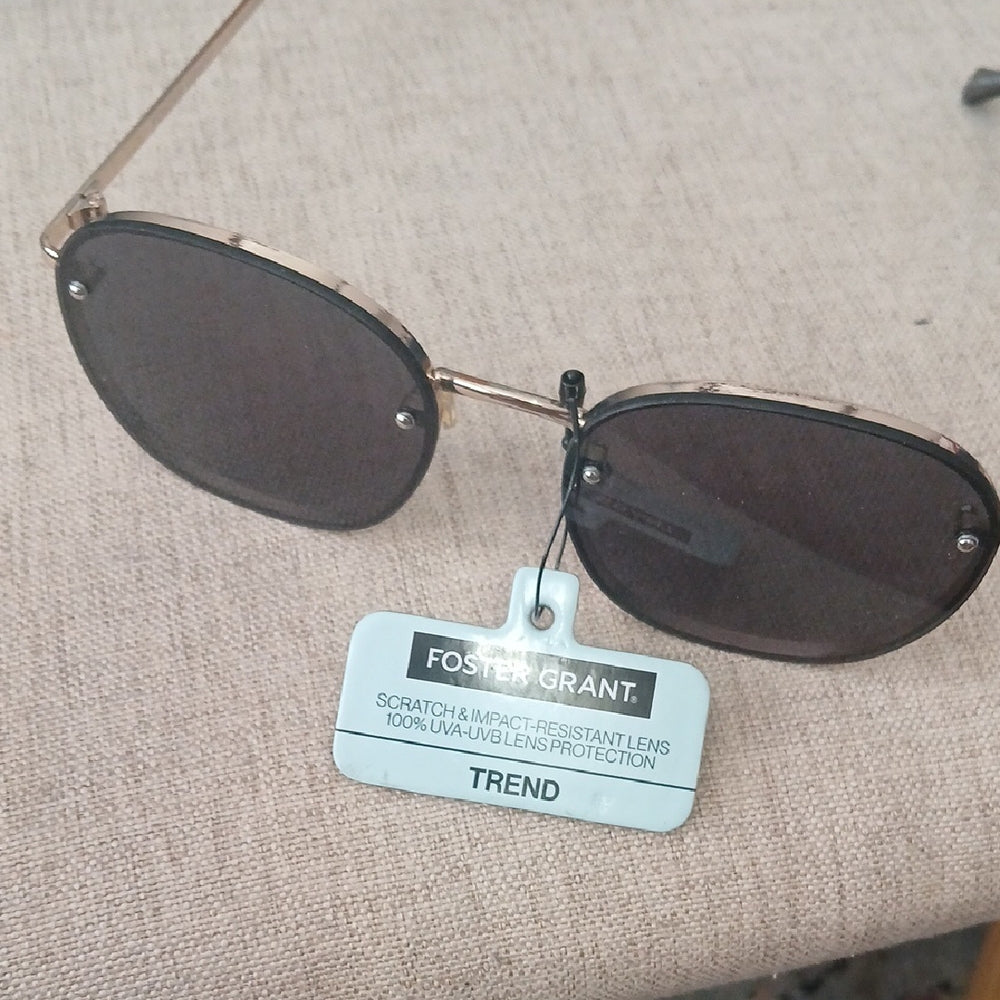 NWT Foster Grant Brown Frame Sunglasses