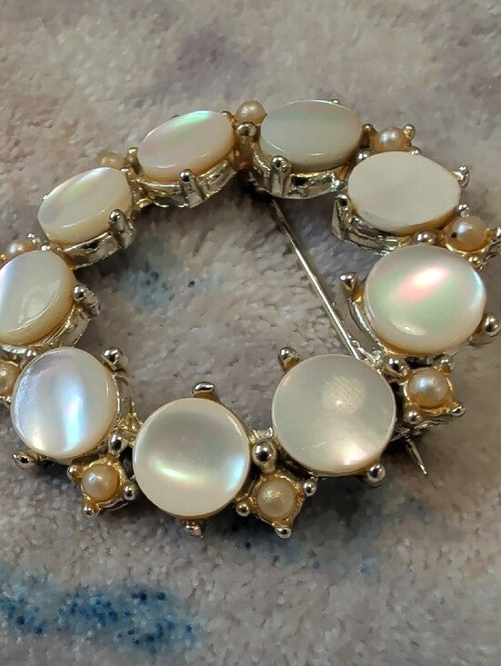 Classic Mother-of-Pearl and Pearl Circle Brooch - White/Gold Tone Vintage 1.5"