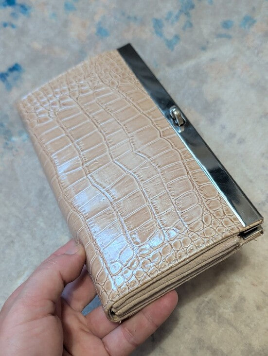 Vintage Elegant Croc-Embossed Beige Wallet with Silver Trim Excellent Condition