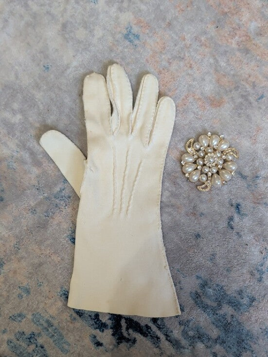 Vintage Pearl and Rhinestone Floral Brooch - Cream Pearls with Gold Accents 2"