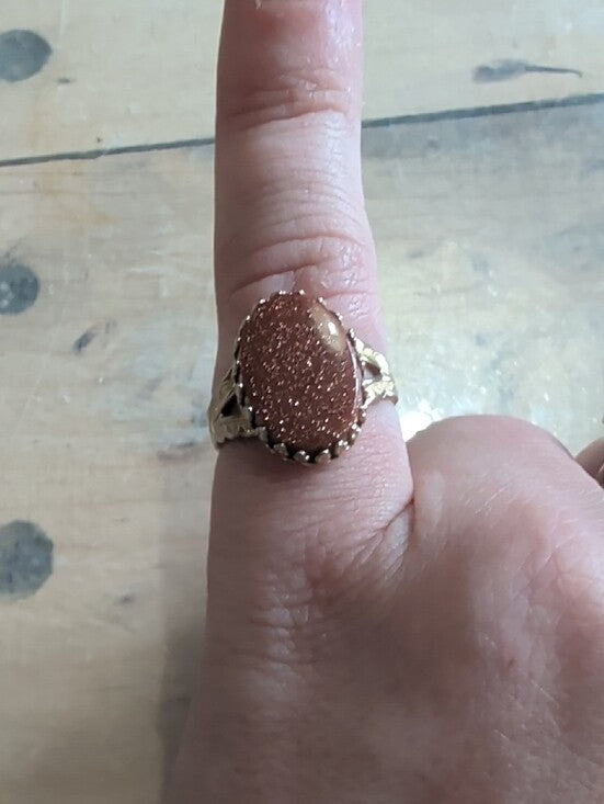 Vintage Gold-Tone Ring with Sparkling Pink Drusy Stone Retro Costume Jewelry