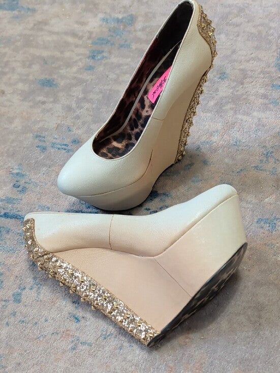Betsey Johnson Ivory Platform Wedge Pumps w Gold Crystal Heel Accent Women's 6.5
