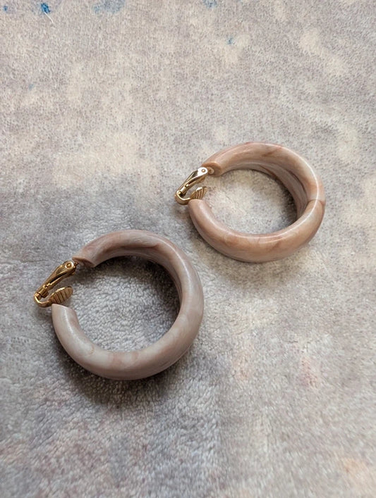 Vintage Tan Faux Marble Lucite Earrings Retro Mod 80s 90s Lightweight 1.25''