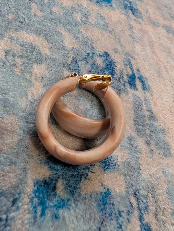 Vintage Tan Faux Marble Lucite Earrings Retro Mod 80s 90s Lightweight 1.25''