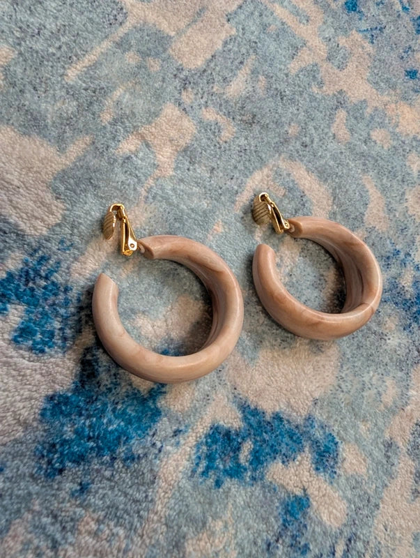 Vintage Tan Faux Marble Lucite Earrings Retro Mod 80s 90s Lightweight 1.25''