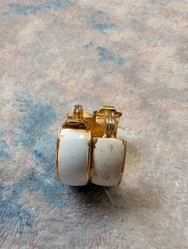 intage Monet White & Gold-Tone Clip-On Hoop Earrings 80s Retro