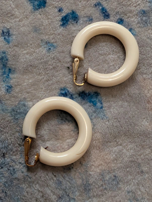 VTG White Lucite Hoop Earring Retro Costume Jewelry MCM 1"