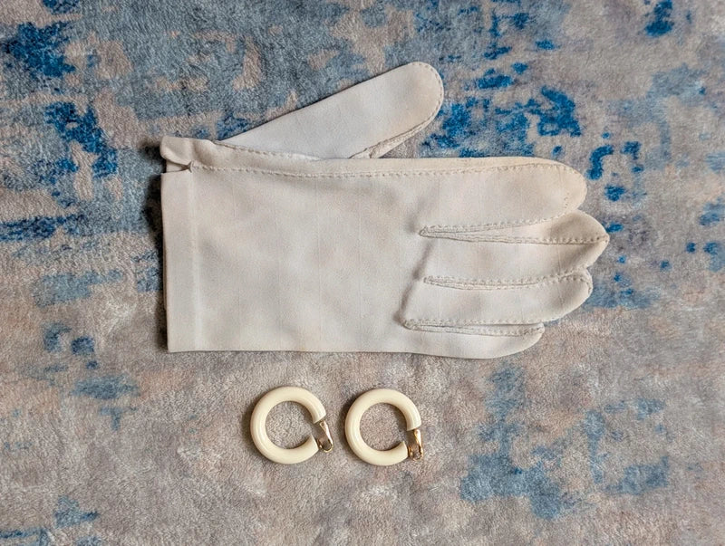 VTG White Lucite Hoop Earring Retro Costume Jewelry MCM 1"