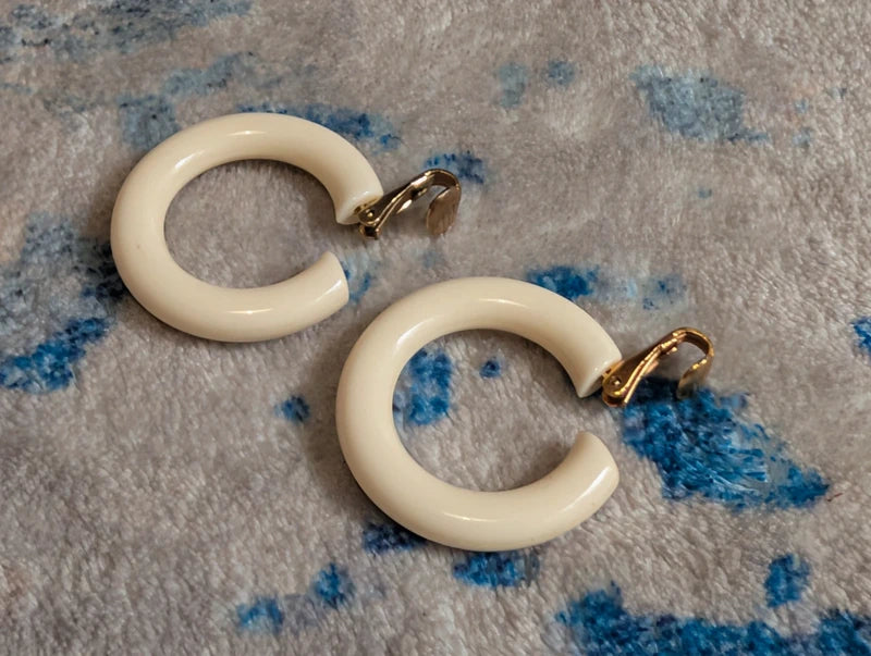 VTG White Lucite Hoop Earring Retro Costume Jewelry MCM 1"