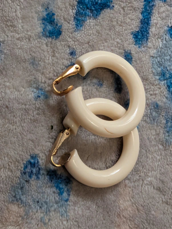 VTG White Lucite Hoop Earring Retro Costume Jewelry MCM 1"