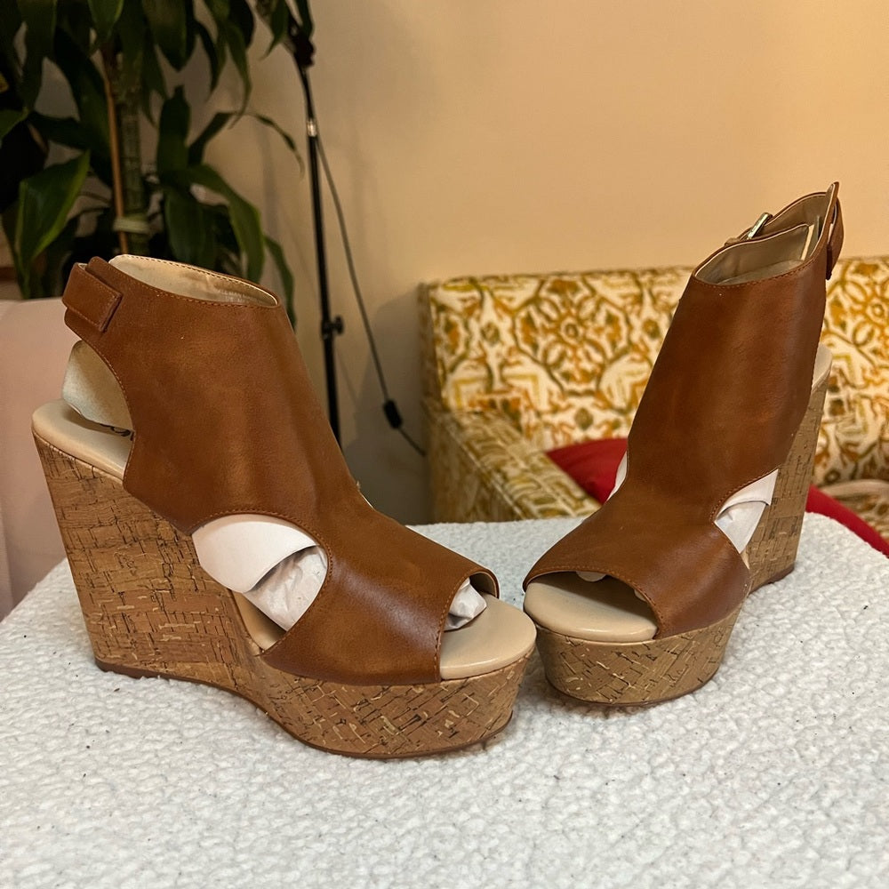 NWOT Bongo Bella Cognac Brown Wedges size 9