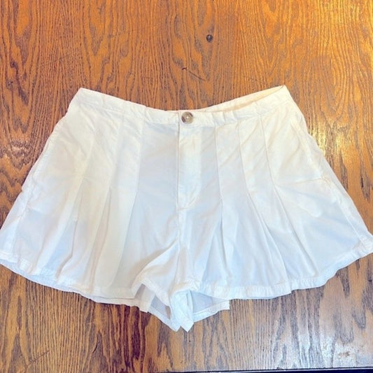 White O’Neill Pleated Shorts w/ Pockets size L