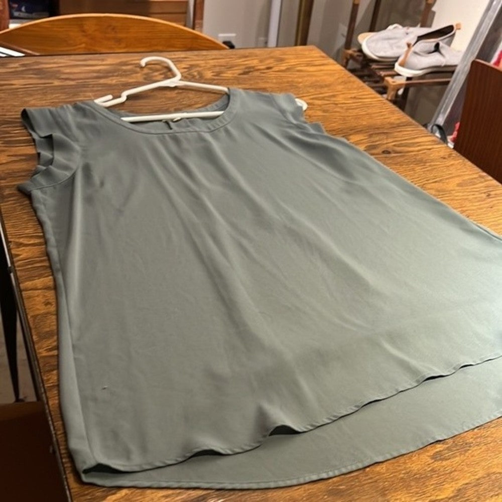 Silky Green Sleeveless Blouse Size M