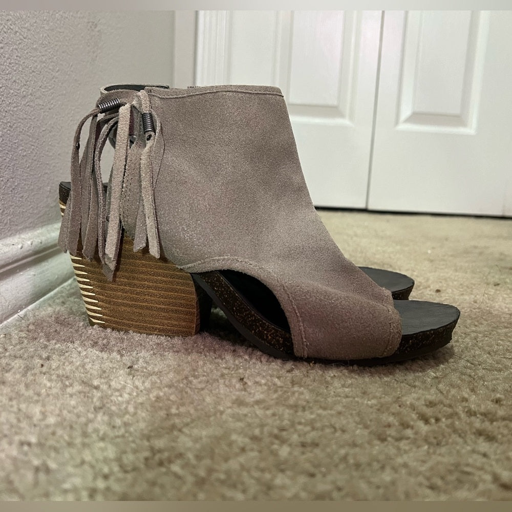 Free Spirit Fringed Tan Suede Chunky Heeled Sandals size 9