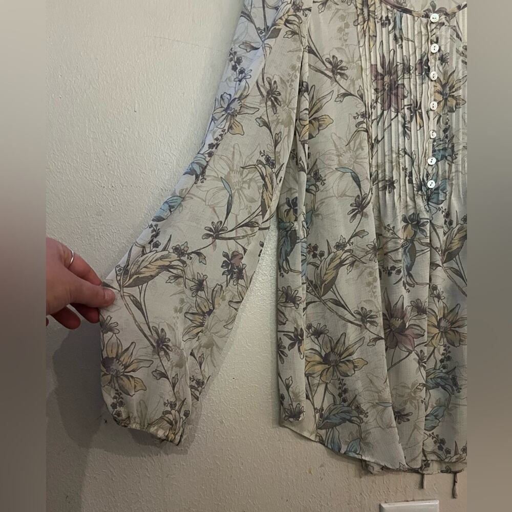 Urban Outfitters Kimchi Blue Floral Pintucked Blouse size M