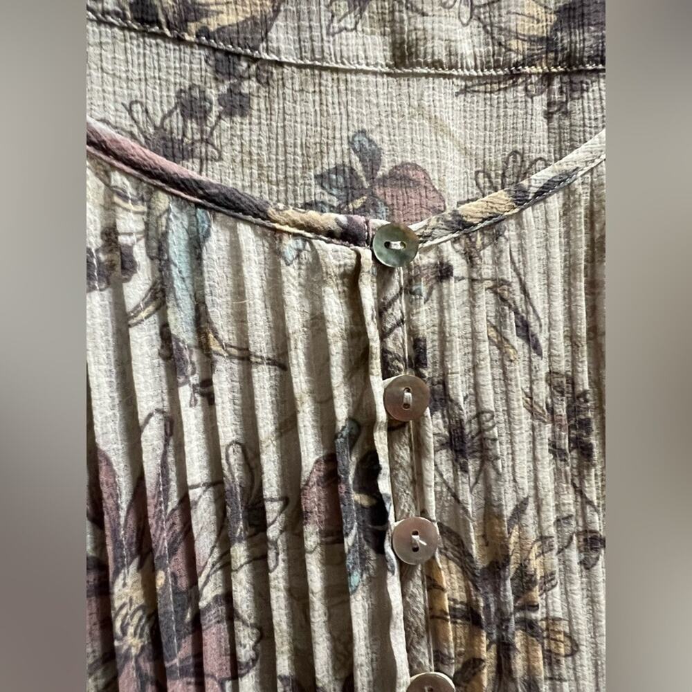 Urban Outfitters Kimchi Blue Floral Pintucked Blouse size M