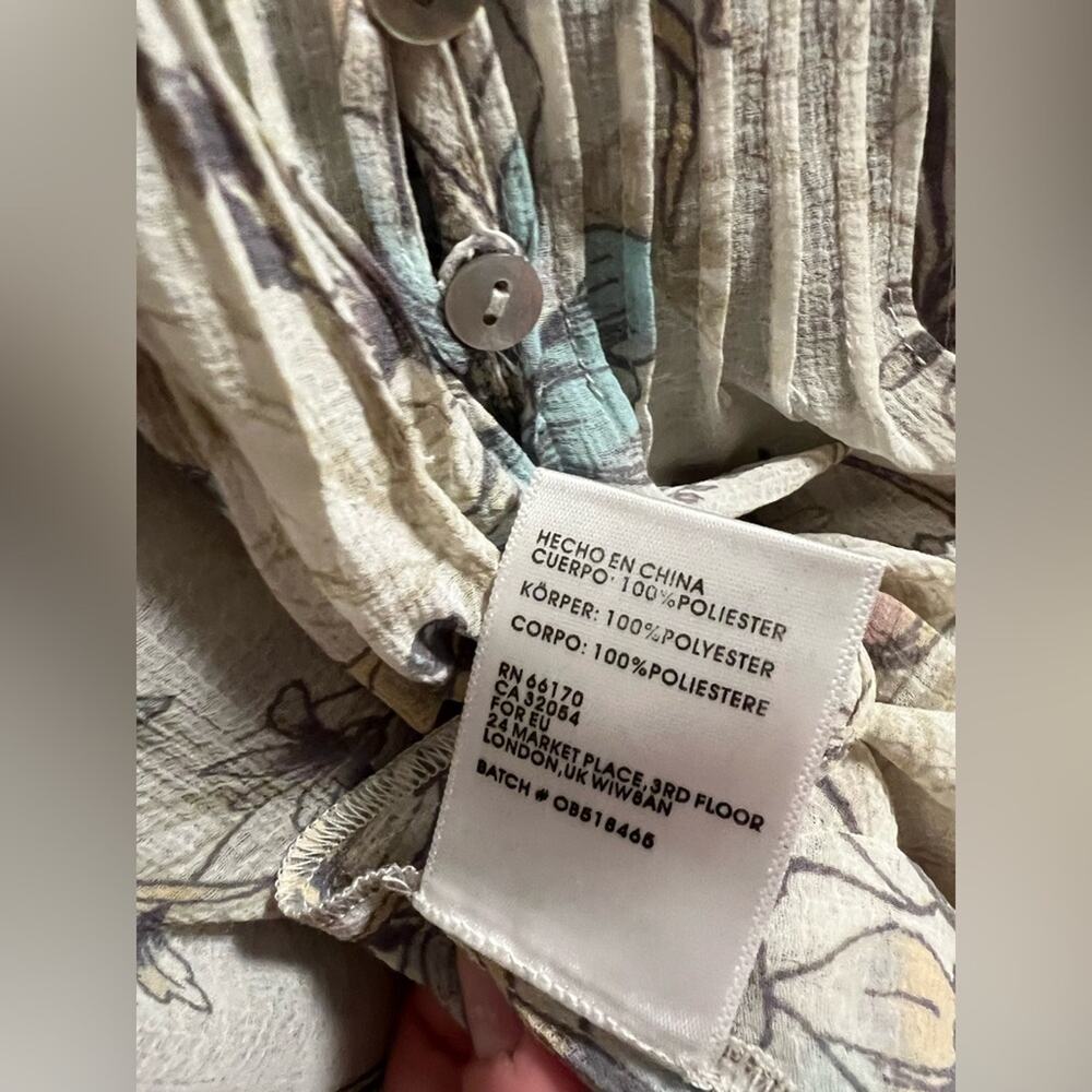 Urban Outfitters Kimchi Blue Floral Pintucked Blouse size M