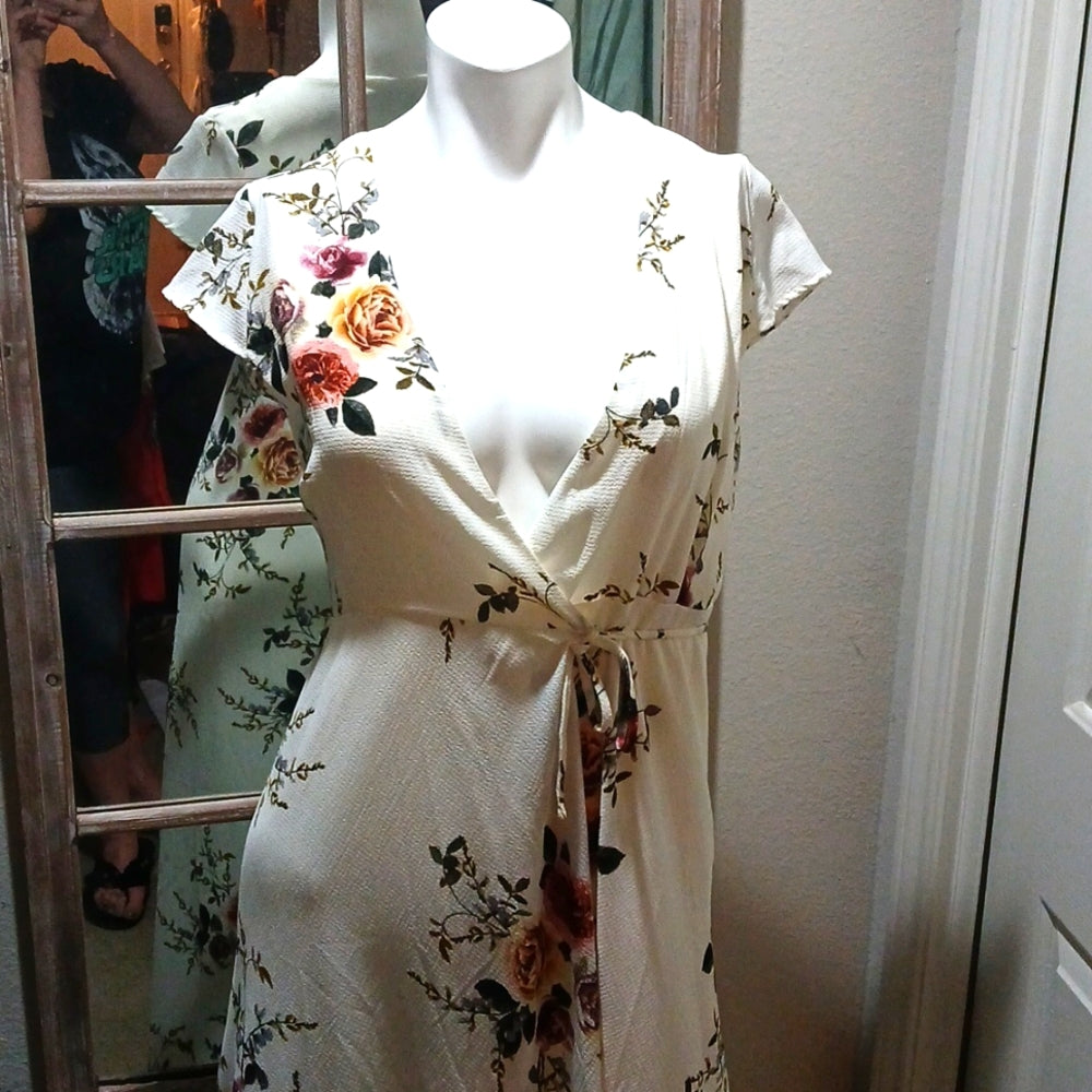 SHOWPO White Floral Wrap Dess size 8 NWOT