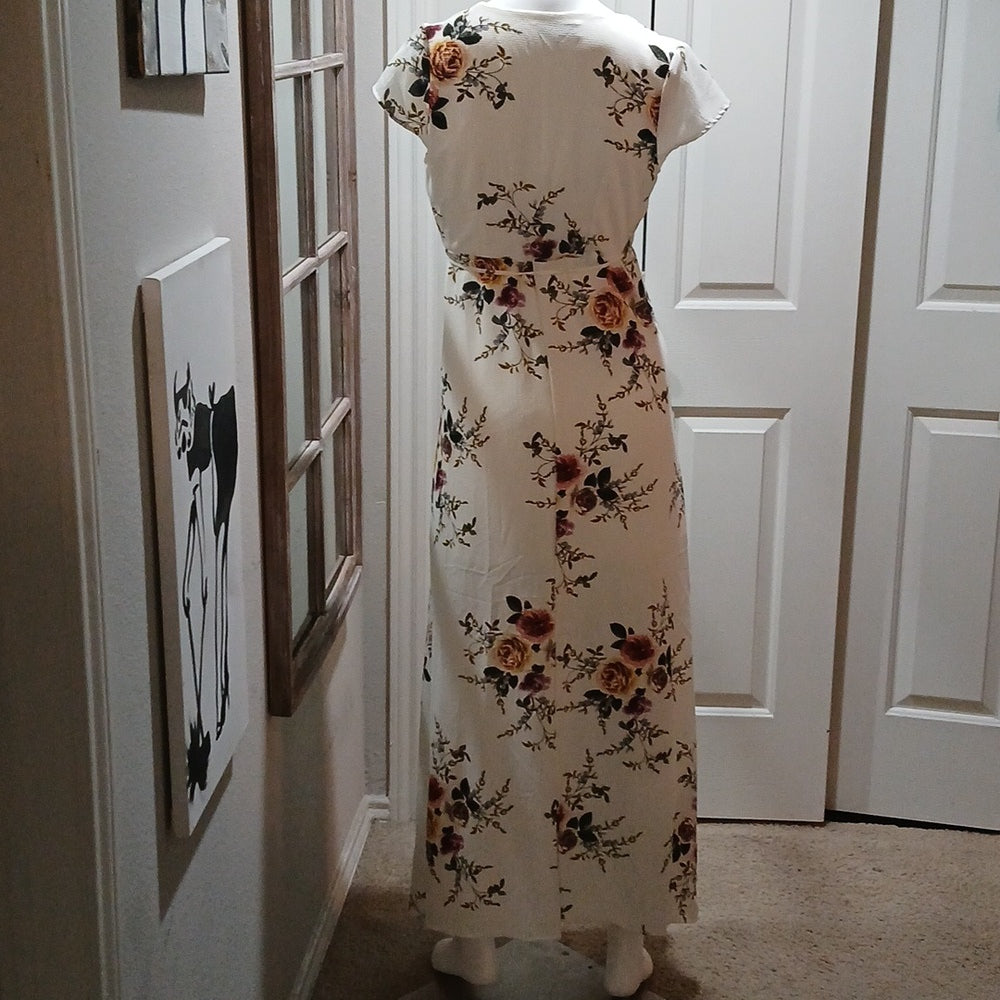 SHOWPO White Floral Wrap Dess size 8 NWOT