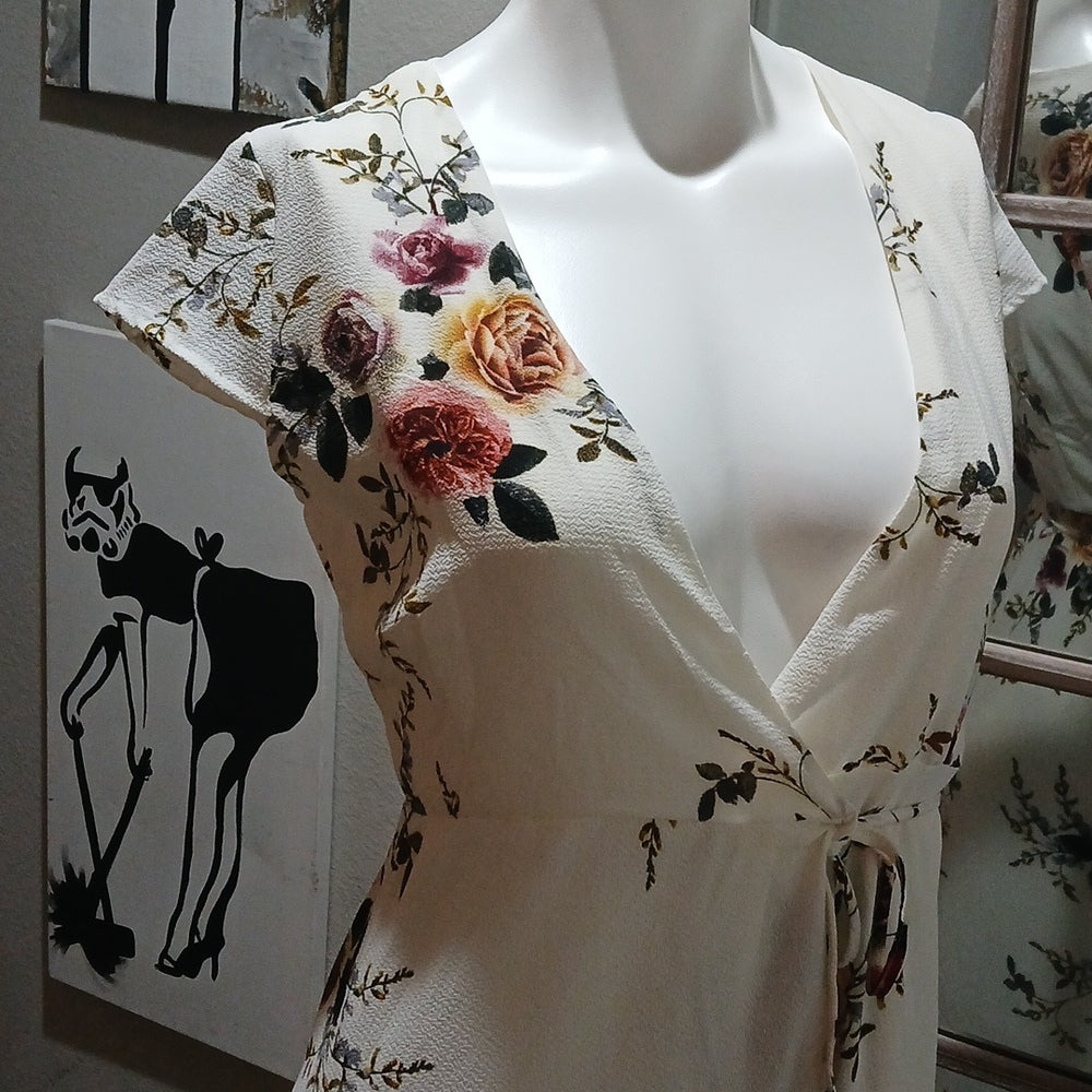 SHOWPO White Floral Wrap Dess size 8 NWOT