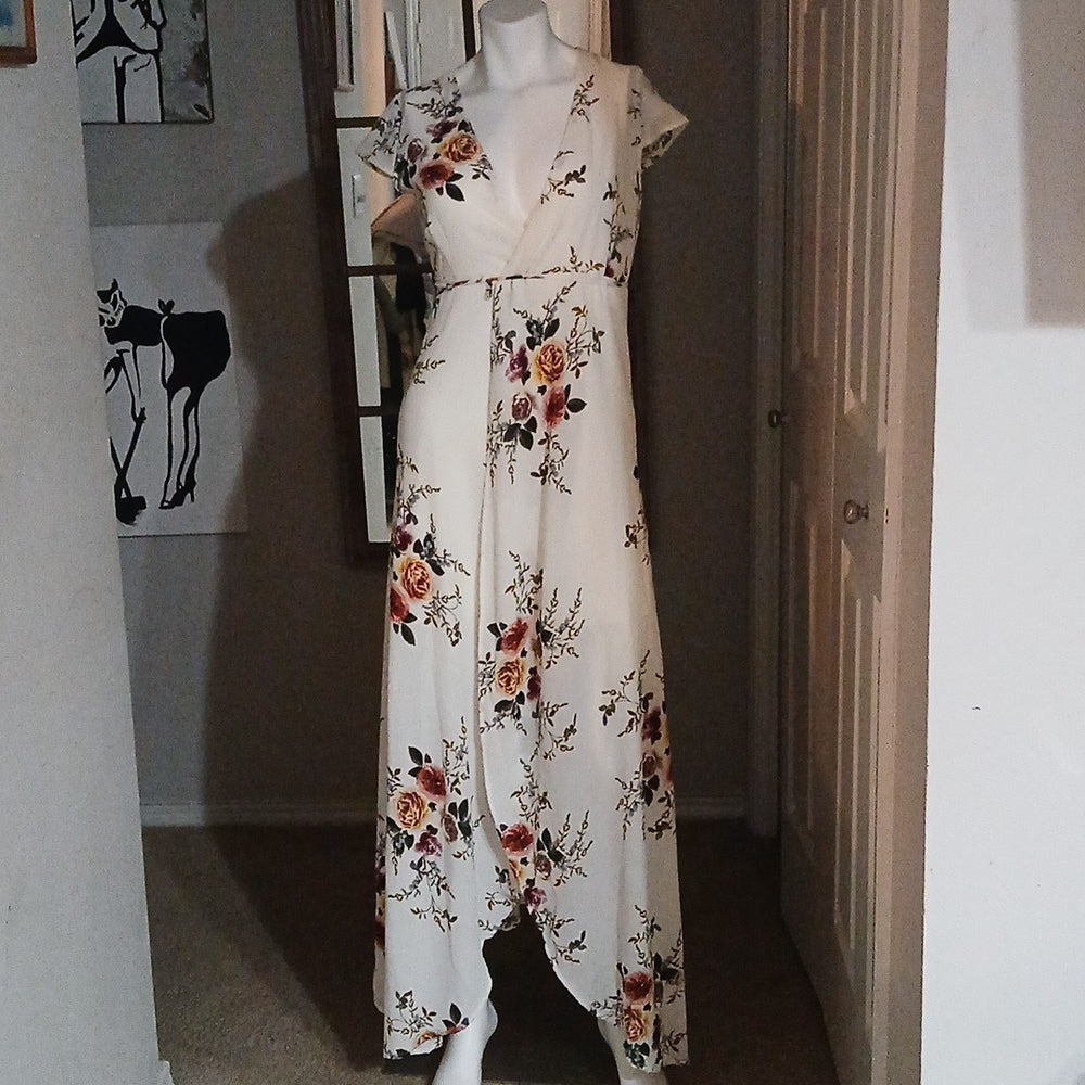 SHOWPO White Floral Wrap Dess size 8 NWOT