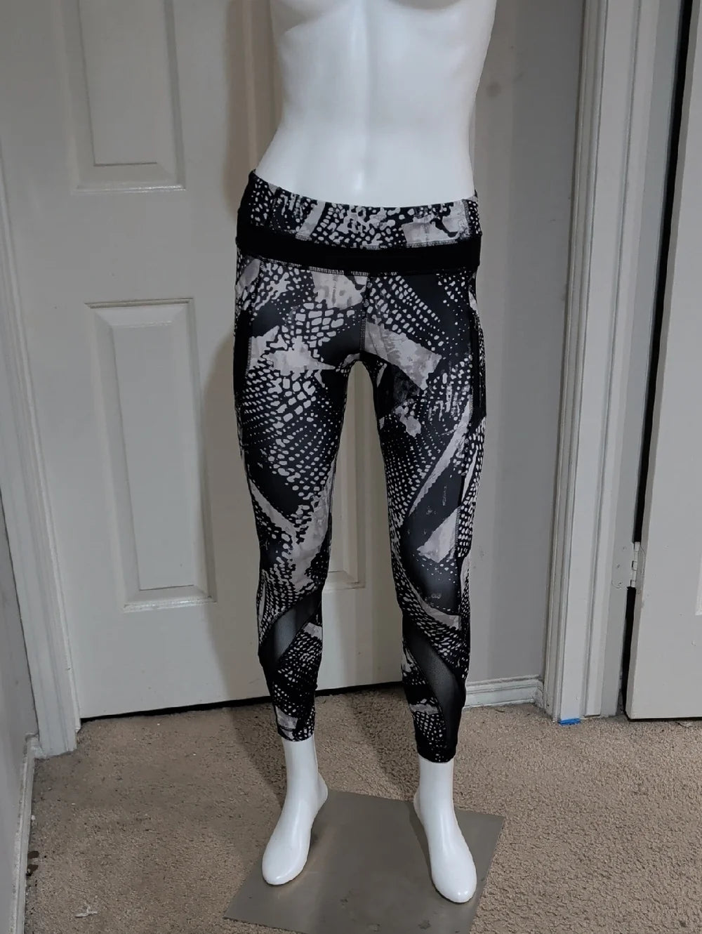 Lululemon Black & White Abstract Print High-Rise Leggings Medium