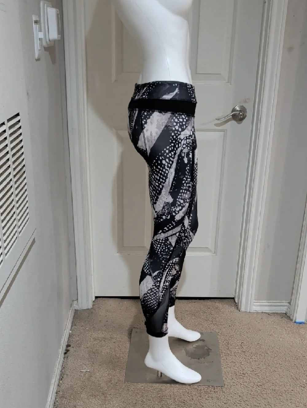 Lululemon Black & White Abstract Print High-Rise Leggings Medium