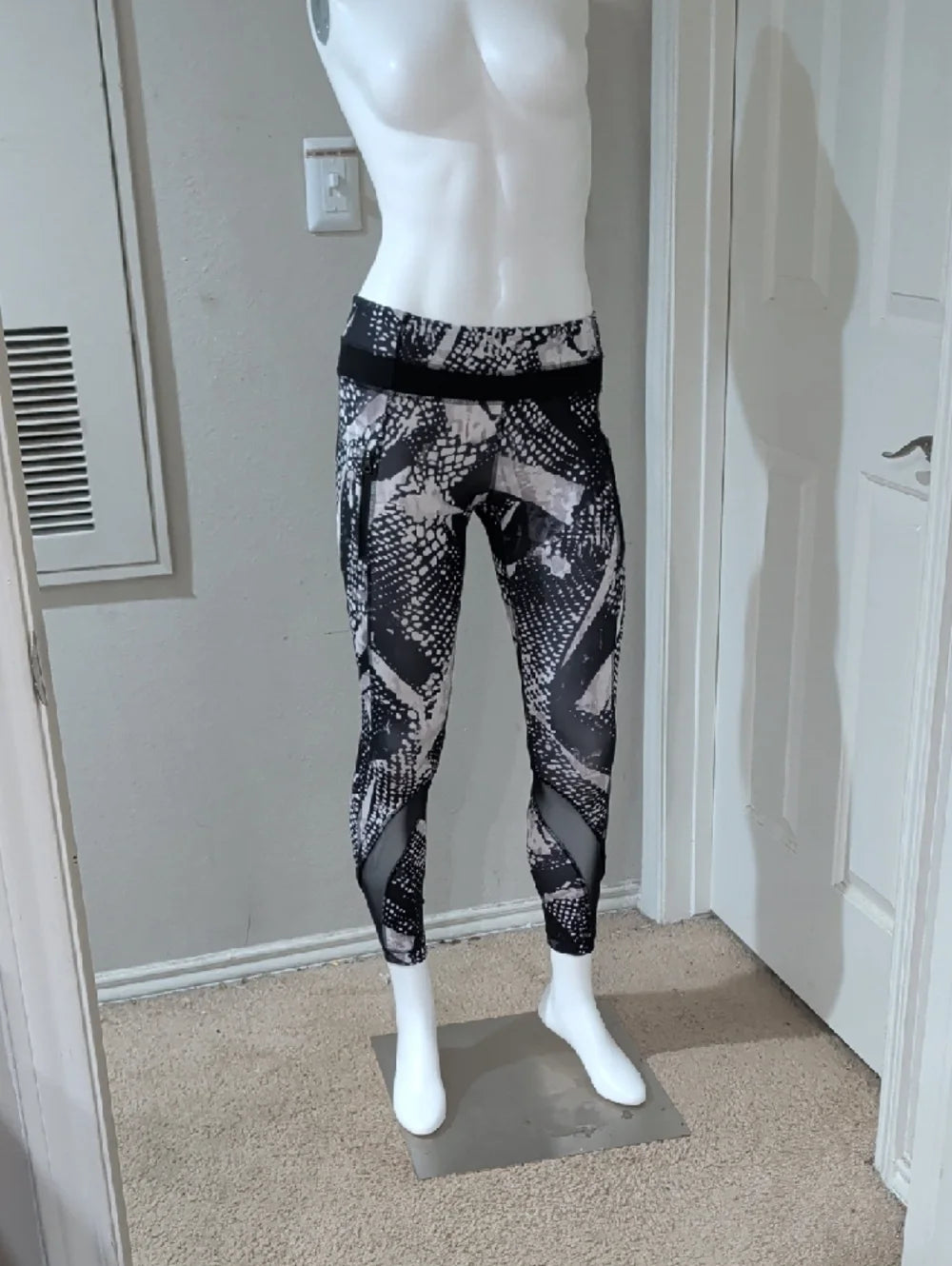 Lululemon Black & White Abstract Print High-Rise Leggings Medium