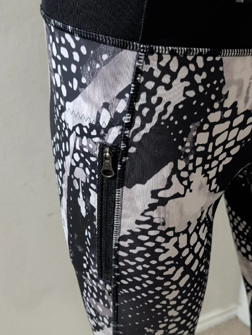 Lululemon Black & White Abstract Print High-Rise Leggings Medium
