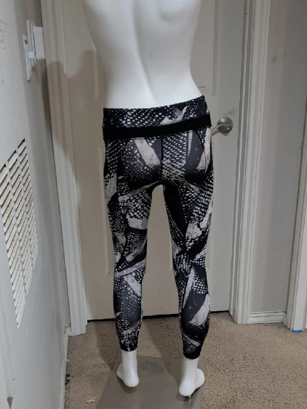 Lululemon Black & White Abstract Print High-Rise Leggings Medium