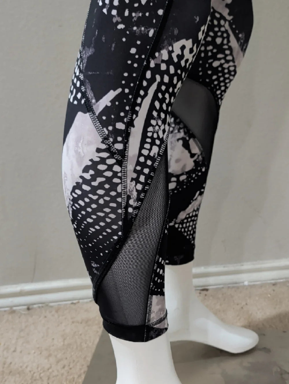 Lululemon Black & White Abstract Print High-Rise Leggings Medium