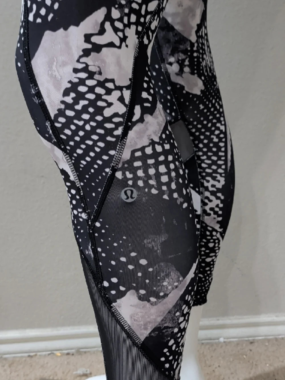 Lululemon Black & White Abstract Print High-Rise Leggings Medium