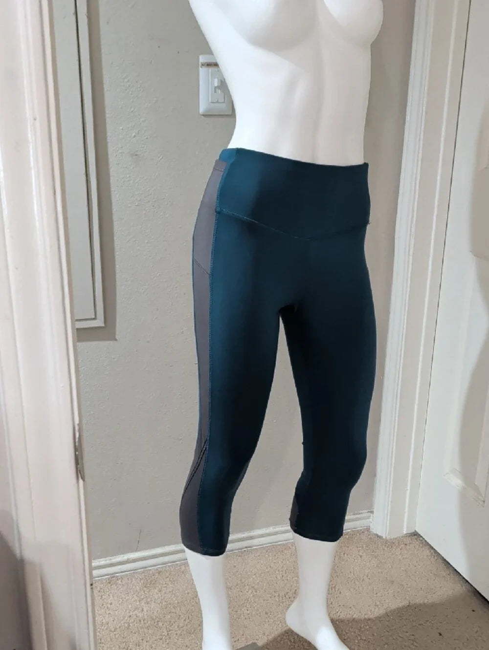 Champion Teal High-Waist Cropped Performance Leggings - Women's Medium