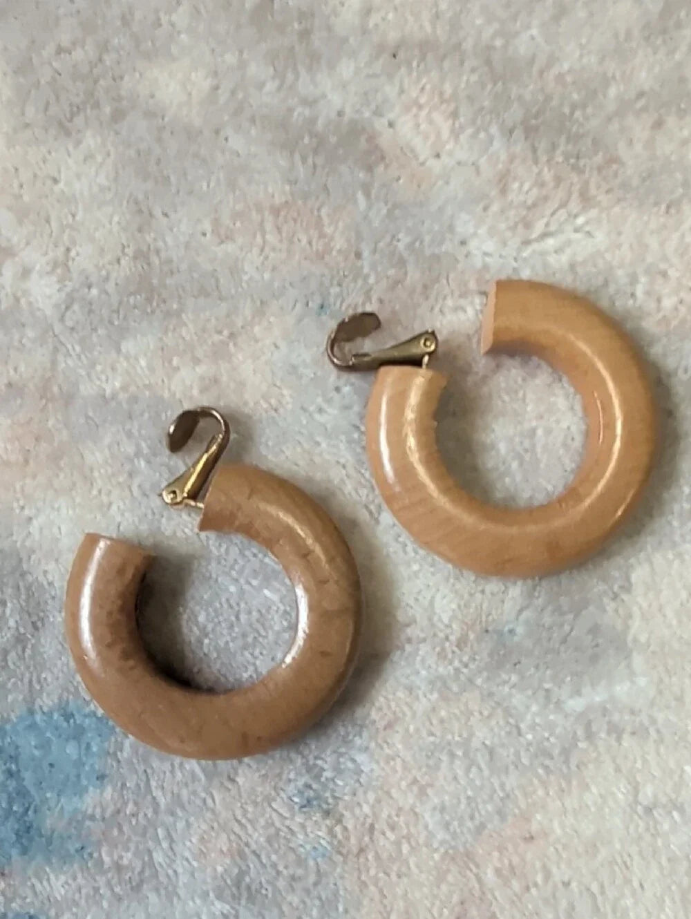 Vintage Faux Wood Beige Clip-On Hoop Earrings - Retro Women's Jewelry